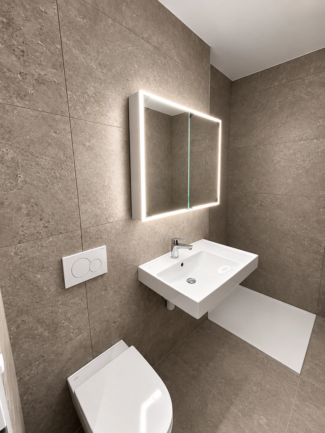 Salle d'eau avec lavabo suspendu, miroir LED et WC suspendu