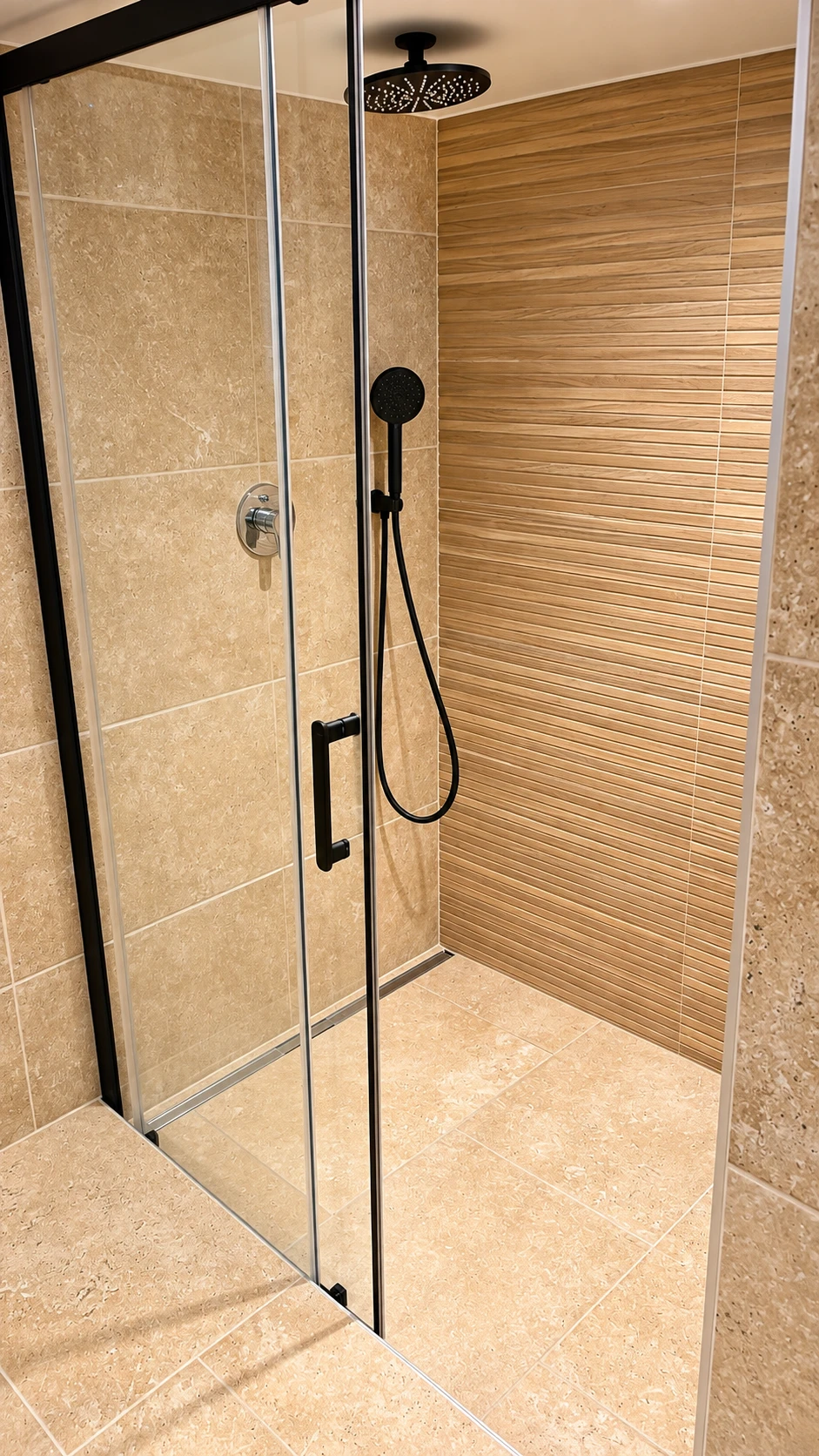 Douche de plain-pied avec paroi vitrée et robinetterie noire